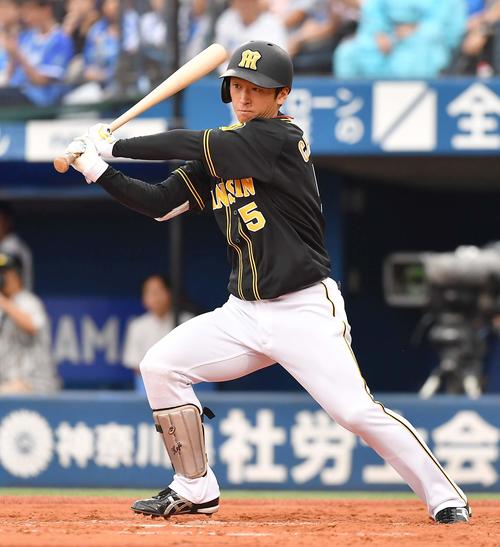 DeNA対阪神　8回表阪神1死、左前安打を放つ近本光司（撮影・上田博志）