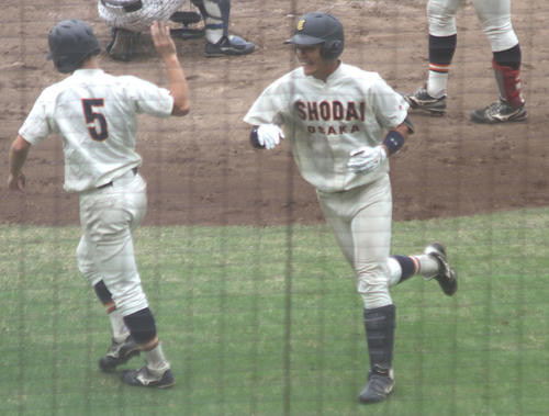 大商大対大院大　8回表、左翼に同点となる2点本塁打を放ち生還する大商大・小野寺（撮影・柏原誠）