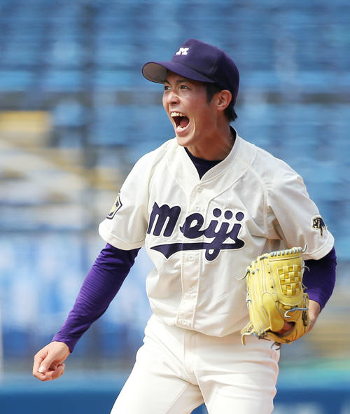最終打者を抑え完封した明大・森下は雄たけびを上げる（撮影・河田真司）