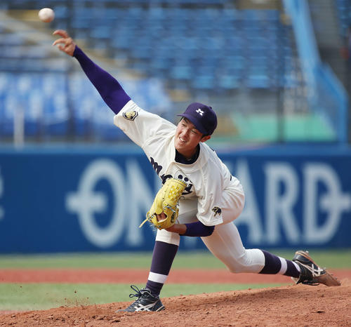 早大対明大　9回表早大無死、力投する明大・森下（撮影・河田真司）