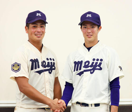 試合後に笑顔で握手を交わす明大・喜多（左）と森下（撮影・河田真司）