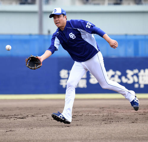 守備練習でグラブトスを見せる大野雄大（撮影・前岡正明）