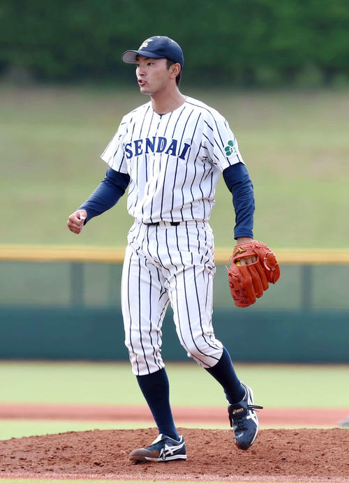 仙台大対東北工大　5回裏東北工大2死二、三塁で三振を奪い、ガッツポーズした仙台大・稲毛田（撮影・相沢孔志)