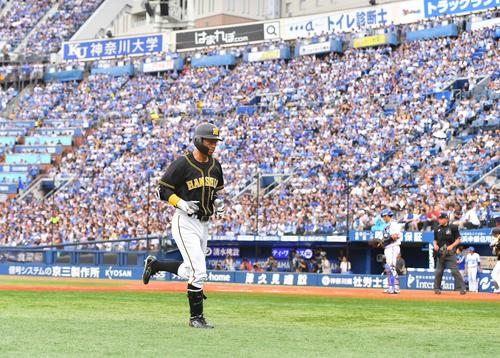 DeNA対阪神　8回表阪神無死、代打で登場し右飛に倒れる鳥谷敬（撮影・上田博志）