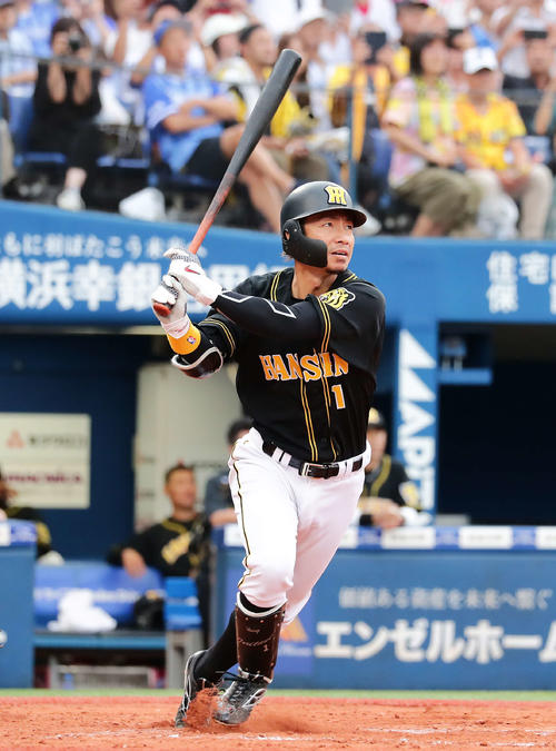 DeNA対阪神　8回表阪神無死、代打鳥谷は右飛に倒れる（撮影・丹羽敏通）