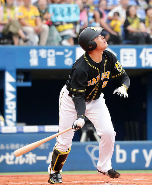 DeNA対阪神　8回表阪神1死一、二塁、福留は右翼線に適時打を放つ（撮影・丹羽敏通）