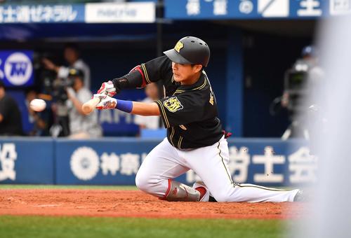 DeNA対阪神　4回表阪神1死一、三塁、スクイズを決める木浪（撮影・上田博志