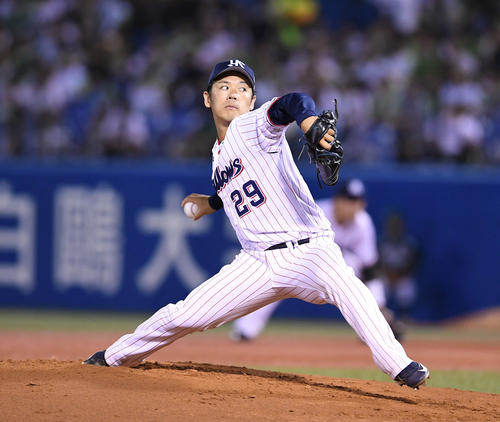 ヤクルト対巨人　力投するヤクルト先発の小川（撮影・加藤諒）