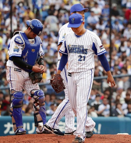 DeNA対阪神　8回途中、先発し5点を失って降板するDeNAの今永（撮影・丹羽敏通）