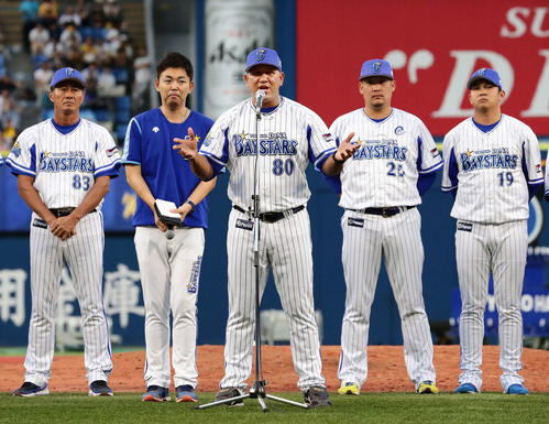 DeNA対阪神　ホーム最終戦で、あいさつするDeNAのラミレス監督（中央）（撮影・丹羽敏通）