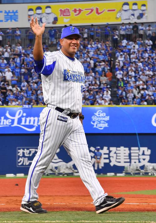 DeNA対阪神　2019年シーズンを終え手を振りながら場内を一周するアレックス・ラミレス監督（撮影・上田博志）