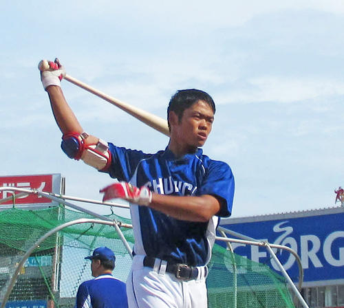 甲子園での1軍デビューへ向け打撃練習する中日根尾（撮影・伊東大介）