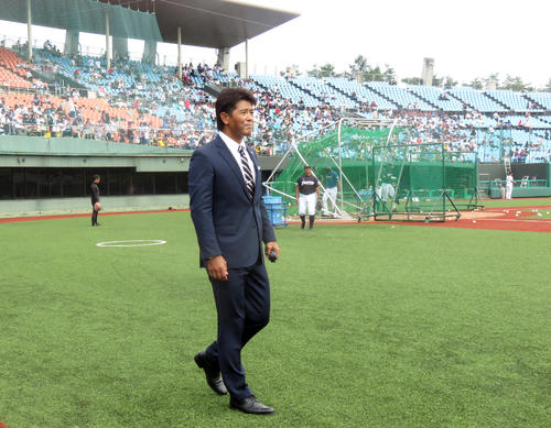 侍ジャパン稲葉監督は、あづま球場のグラウンドを見渡す（撮影・広重竜太郎）