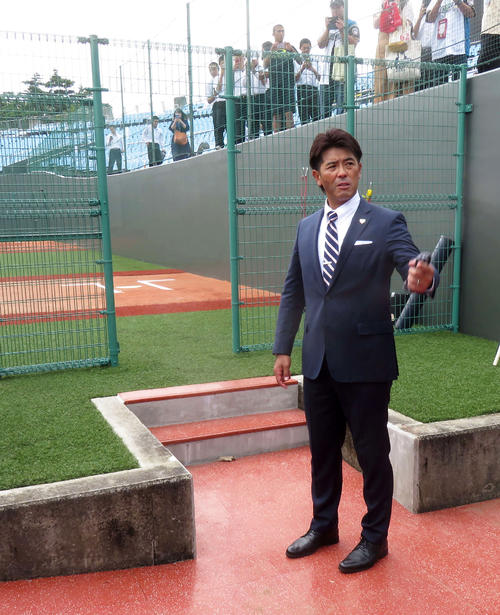 侍ジャパン稲葉監督は、あづま球場のブルペンを確認（撮影・広重竜太郎）