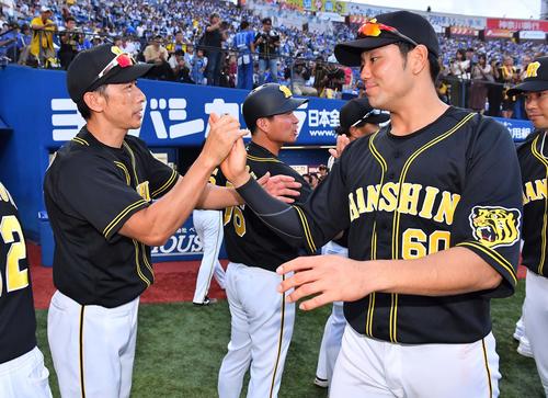 DeNA対阪神　DeNAに勝利し決勝打を放った中谷（右）をタッチで迎える矢野監督（撮影・上田博志）
