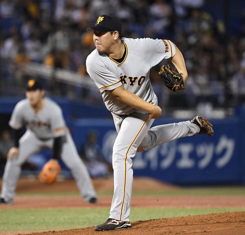 ヤクルト対巨人　先発し力投する巨人山口（撮影・鈴木みどり）
