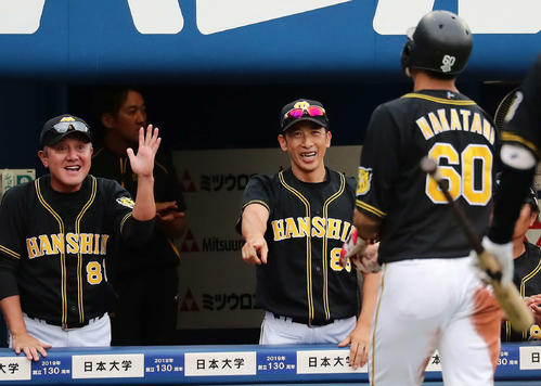 DeNA対阪神　4回表阪神2死二塁、梅野の右前適時で生還した先制打の中谷を迎える阪神の矢野監督（右）（撮影・丹羽敏通）