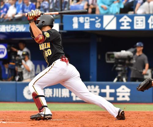 4回表阪神1死満塁、左前に先制適時打を放つ中谷将大（撮影・上田博志）