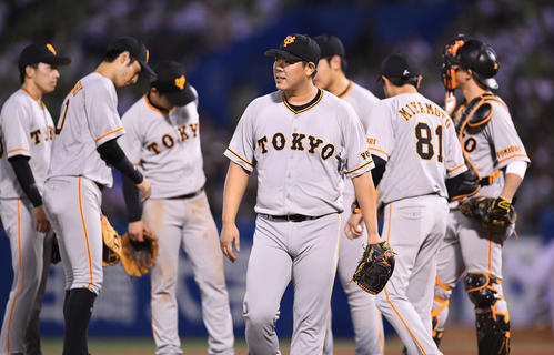 ヤクルト対巨人　8回裏ヤクルト無死一塁、広岡にチーム初安打を浴びて降板する先発山口（撮影・加藤諒）