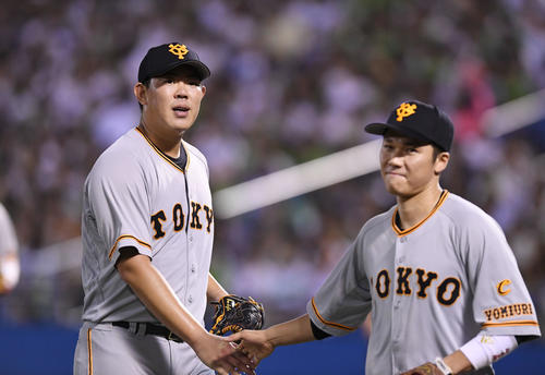 ヤクルト対巨人　5回表ヤクルト2死、巨人先発の山口（左）は代打浜田から三振を奪い、坂本勇と握手して笑顔でベンチに引き揚げる（撮影・加藤諒）