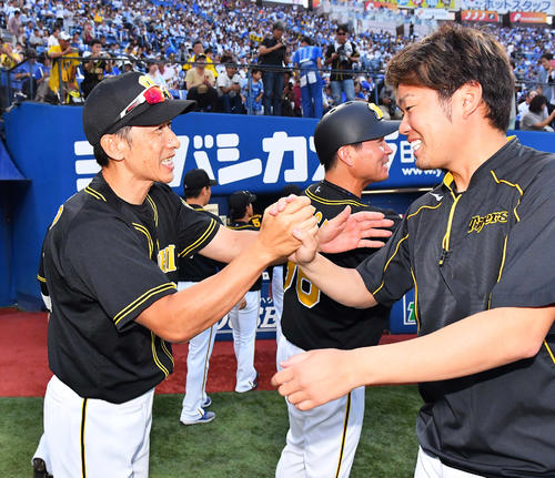 10勝目を挙げた西（右）を笑顔で迎える矢野監督（撮影・上田博志）