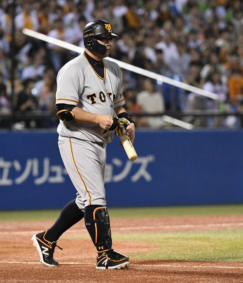 ヤクルト対巨人　9回表巨人1死二塁、申告敬遠で一塁へ進む代打阿部（撮影・鈴木みどり）
