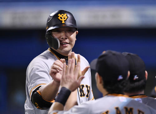 ヤクルト対巨人　9回表巨人1死二塁、阿部は敬遠で一塁へ進んだ後代走を送られ、ナインにタッチで迎えられる（撮影・加藤諒）