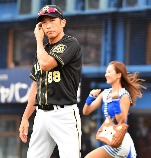 DeNA対阪神　投手交代を告げる矢野燿大監督（撮影・上田博志）
