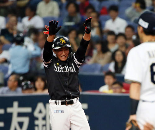 オリックス対ソフトバンク　9回裏ソフトバンク2死一、二塁、野村は右前打を放ちベンチに向かってポーズ（撮影・栗木一考）