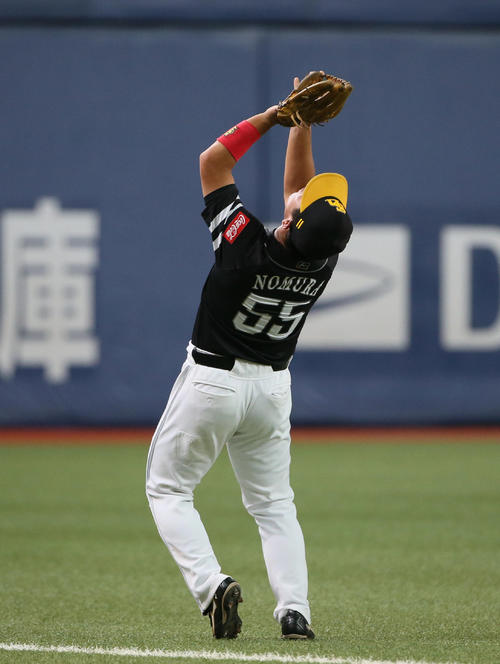 オリックス対ソフトバンク　10回裏オリックス無死、吉田正の打球を捕球する野村（撮影・栗木一考）