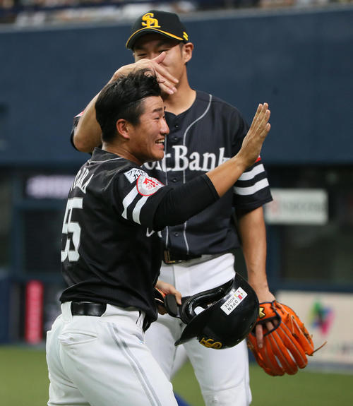 オリックス対ソフトバンク　9回、プロ初安打を放った野村はベンチ前で柳田（奥）の出迎えを受ける（撮影・栗木一考）