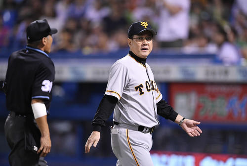 ヤクルト対巨人　8回裏ヤクルト無死一塁、先発山口の降板を告げる巨人の原監督（撮影・加藤諒）