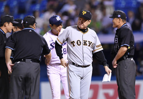 ヤクルト対巨人　試合開始前、メンバー表を交換して試合に臨む巨人の原監督（手前）（撮影・加藤諒）
