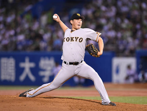 ヤクルト対巨人　力投する巨人先発の山口（撮影・加藤諒）
