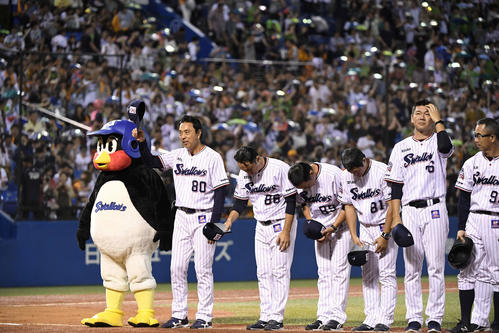 ヤクルト対巨人　今季最終戦をサヨナラ勝ちで飾り、ファンの声援に応えるヤクルト小川監督（左）（撮影・鈴木みどり）