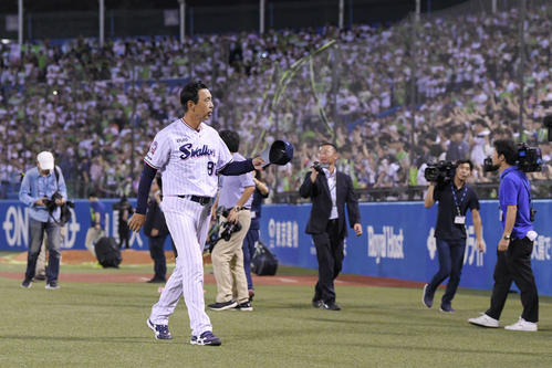 ヤクルト対巨人　観客に挨拶をしてグラウンドを後にするヤクルトの小川監督（撮影・加藤諒）