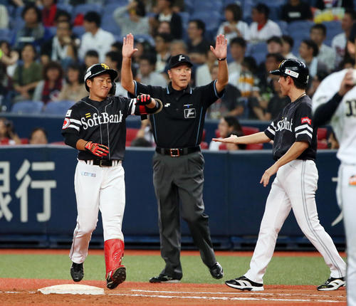 オリックス対ソフトバンク　9回裏ソフトバンク2死一、二塁、野村は右前打を放つ（撮影・栗木一考）
