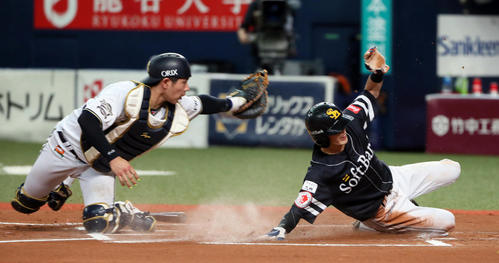 オリックス対ソフトバンク　6回表ソフトバンク1死一、三塁、高田の三ゴロで生還する周東。捕手若月（撮影・栗木一考）