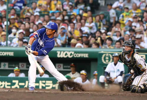阪神対中日　8回表中日2死一塁、根尾は空振り三振に倒れる（撮影・上山淳一）