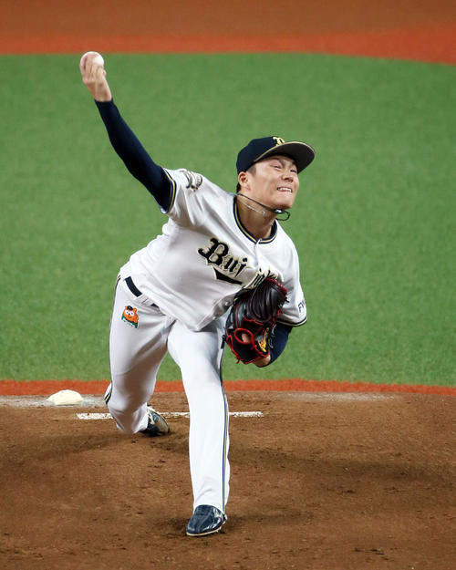 オリックス対ソフトバンク　ソフトバンク打線を相手に力投する山本（撮影・栗木一考）