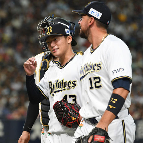 オリックス対ソフトバンク　6回表ソフトバンク2死、中村晃を投ゴロに打ち取った山本（中央）はほっと一息つく。手前はマレーロ（撮影・渦原淳）