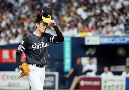オリックス対ソフトバンク　2回、ベンチへ引き揚げる高橋礼（撮影・栗木一考）