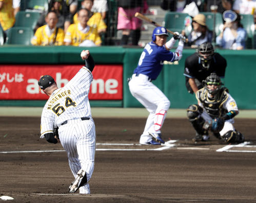 阪神対中日　1回表中日無死、現役最後の登板で投球するメッセンジャー。打者大島（撮影・前田充）