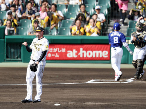 阪神対中日　1回表中日無死、現役最後の登板で大島を空振り三振に仕留めるメッセンジャー（撮影・前田充）