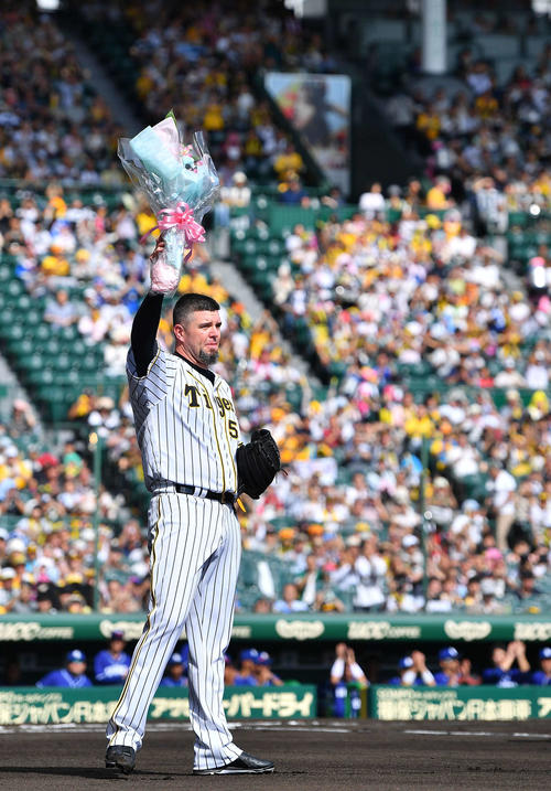 阪神対中日　最終登板を終えファンの大歓声に花束を上げて応えるランディー・メッセンジャー（撮影・上田博志）