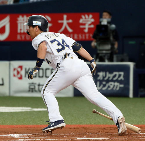2回裏オリックス1死、吉田正は二塁内野安打を放つ（撮影・栗木一考）