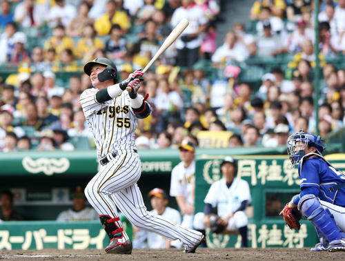 阪神対中日　5回裏阪神2死、代打陽川は先制の左越え本塁打を放つ（撮影・上山淳一）