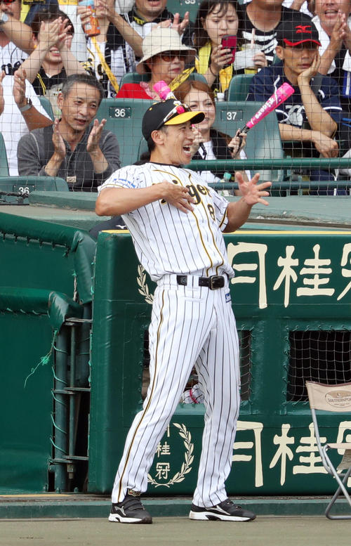 阪神対中日　5回裏阪神2死、先制ソロ本塁打を放った陽川を笑顔で迎える矢野監督（撮影・前田充）