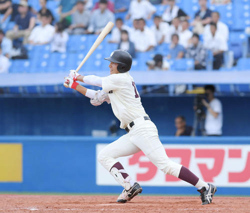 明治対早稲田　5回裏早稲田2死満塁、加藤は走者一掃の先制適時打を放ち、守備の乱れの間に生還する（撮影・加藤諒）