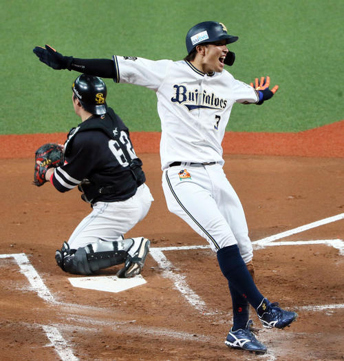 オリックス対ソフトバンク　1回裏オリックス2死満塁、小田の3点適時二塁打で生還する安達。捕手甲斐（撮影・栗木一考）